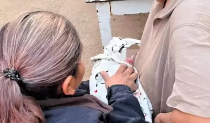 Polic�as auxilian a mujer que dio a luz