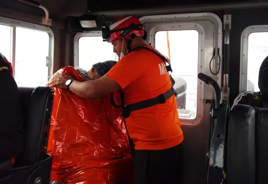 Personal Naval realiza evacuaci�n m�dica en la mar
