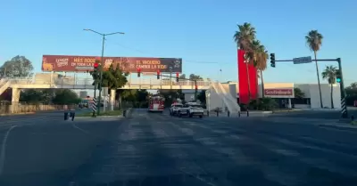 Tr�iler que transportaba tubos se atora en puente peatonal del bulevar Luis Enci