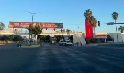 Tr�iler que transportaba tubos se atora en puente peatonal del bulevar Luis Enci