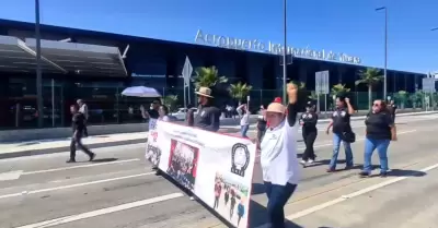 Continuar�n bloqueos como el del aeropuerto de Tijuana; CNTE exige� los atienda