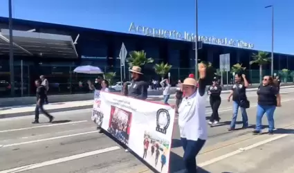 Continuar�n bloqueos como el del aeropuerto de Tijuana; CNTE exige� los atienda