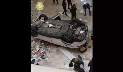 Cae camioneta