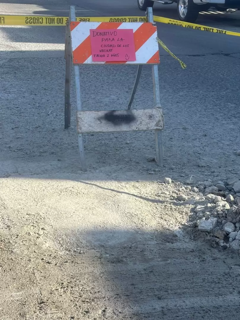 Vecinos de la colonia Terrazas del Rub� tapan mega bache