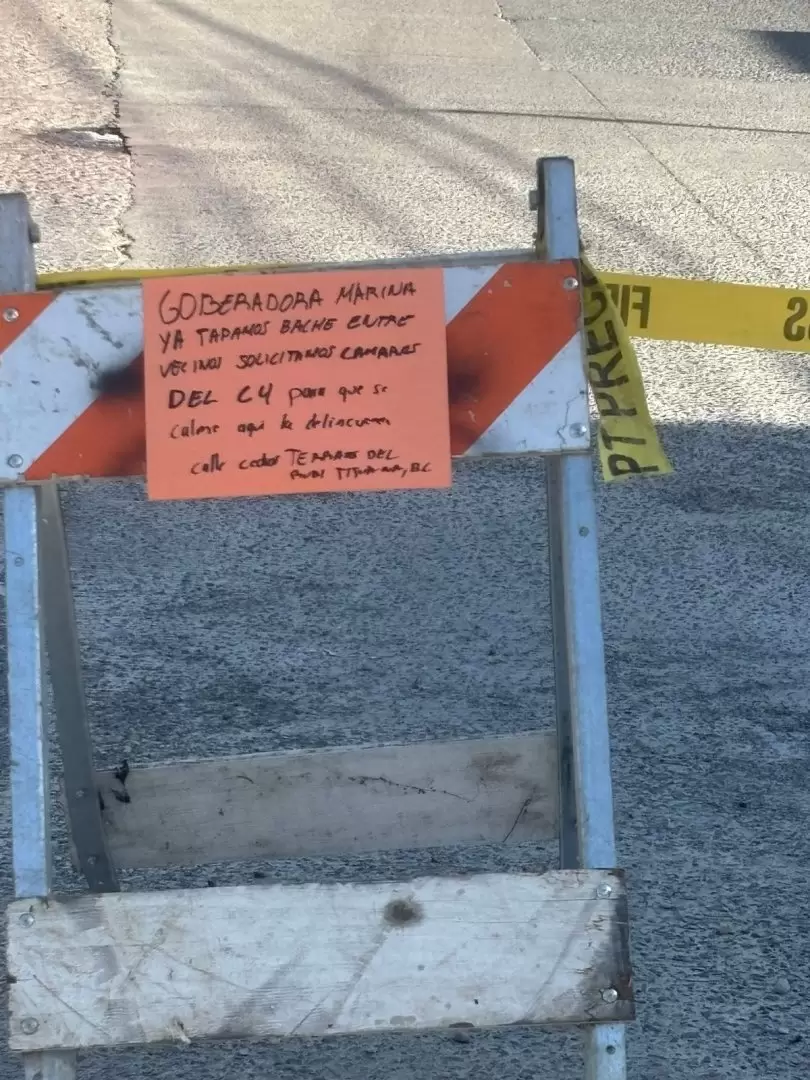 Vecinos de la colonia Terrazas del Rub� tapan mega bache