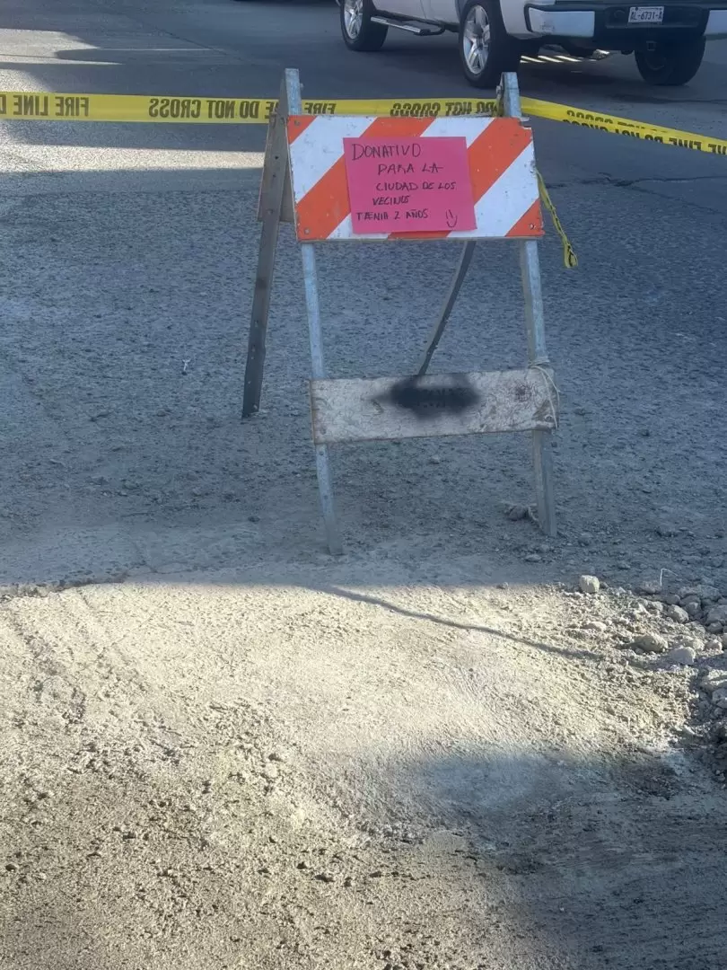Vecinos de la colonia Terrazas del Rub� tapan mega bache