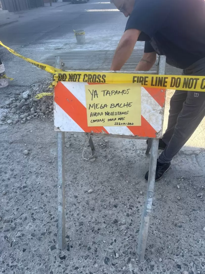 Vecinos de la colonia Terrazas del Rub� tapan mega bache