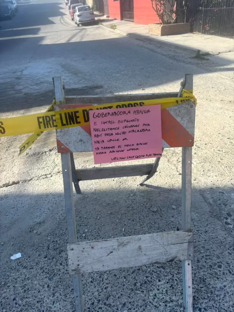 Vecinos de la colonia Terrazas del Rub� tapan mega bache