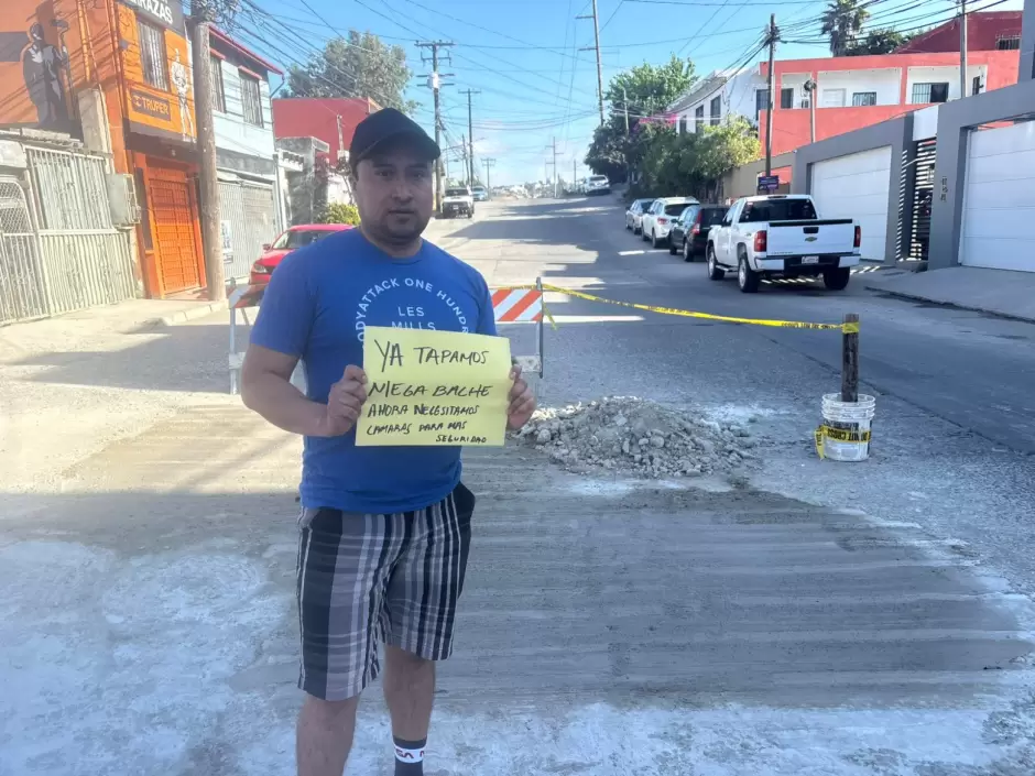 Vecinos de la colonia Terrazas del Rub� tapan mega bache