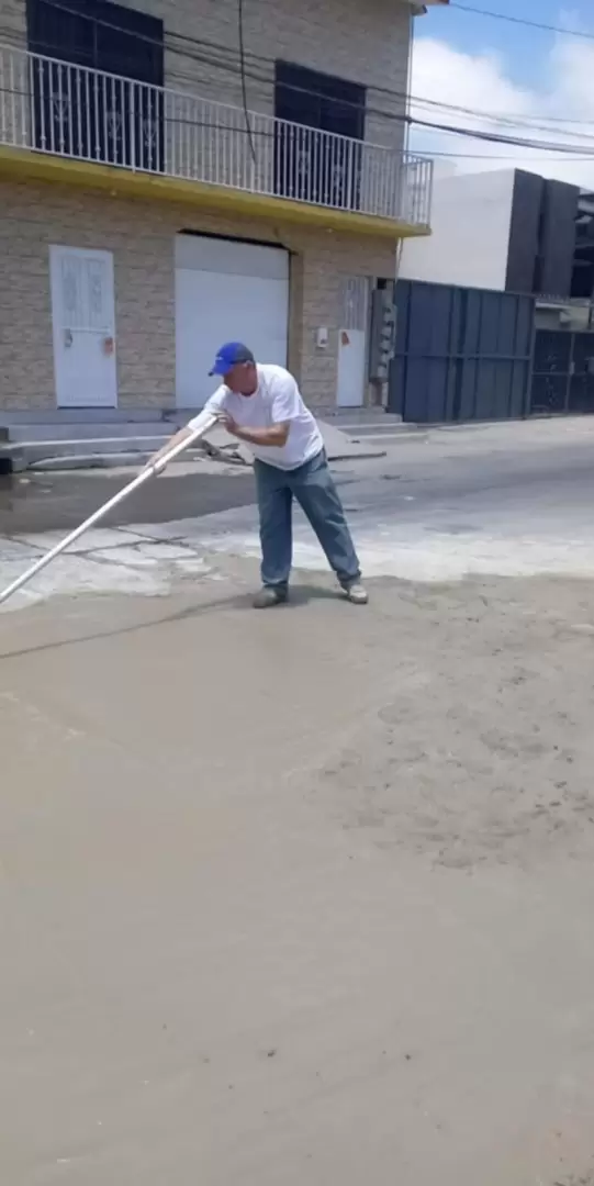 Vecinos de la colonia Terrazas del Rub� tapan mega bache