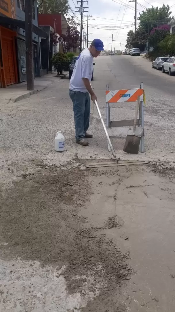 Vecinos de la colonia Terrazas del Rub� tapan mega bache