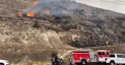 Incendio en ladera provoca tr�fico lento y moviliza a bomberos en bulevar L�zaro