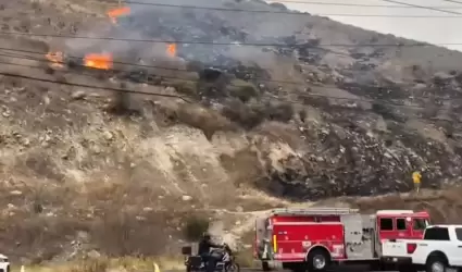 Incendio en ladera provoca tr�fico lento y moviliza a bomberos en bulevar L�zaro