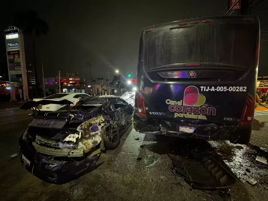 Choque entre cami�n del transporte p�blico y veh�culos particulares dej� cuatro lesionados en Bulevar Salinas