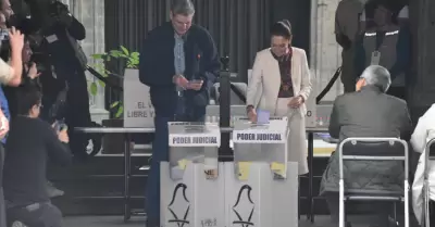 Claudia Sheinbaum acude a votar acompa�ada de su esposo
