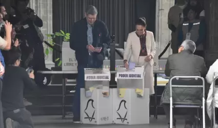 Claudia Sheinbaum acude a votar acompa�ada de su esposo