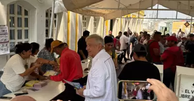 Andr�s Manuel L�pez Obrador acude a votar en elecci�n judicial