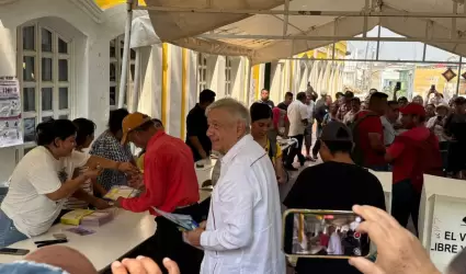 Andr�s Manuel L�pez Obrador acude a votar en elecci�n judicial