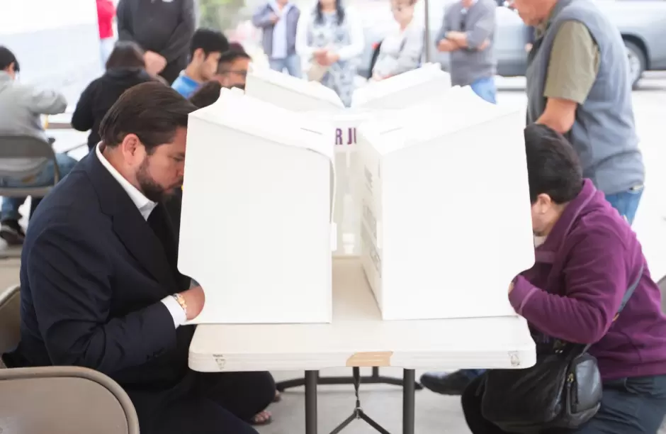 Emite Ismael Burgue�o su voto en las elecciones del Poder Judicial
