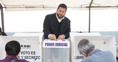 Emite Ismael Burgue�o su voto en las elecciones del Poder Judicial