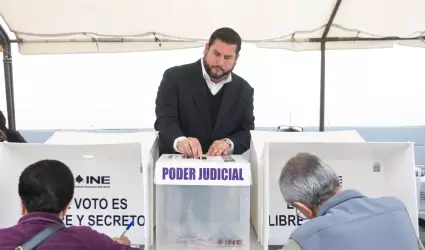 Emite Ismael Burgue�o su voto en las elecciones del Poder Judicial
