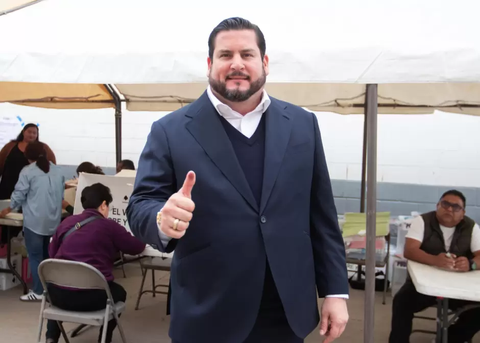 Emite Ismael Burgue�o su voto en las elecciones del Poder Judicial