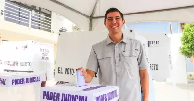 Alcalde Rom�n Cota emite su voto
