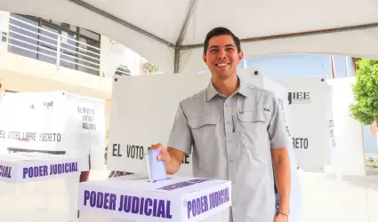 Alcalde Rom�n Cota emite su voto
