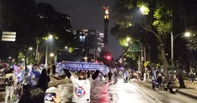 Aficionados del Cruz Azul festejan en la glorieta del �ngel de la Independencia