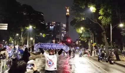 Aficionados del Cruz Azul festejan en la glorieta del �ngel de la Independencia