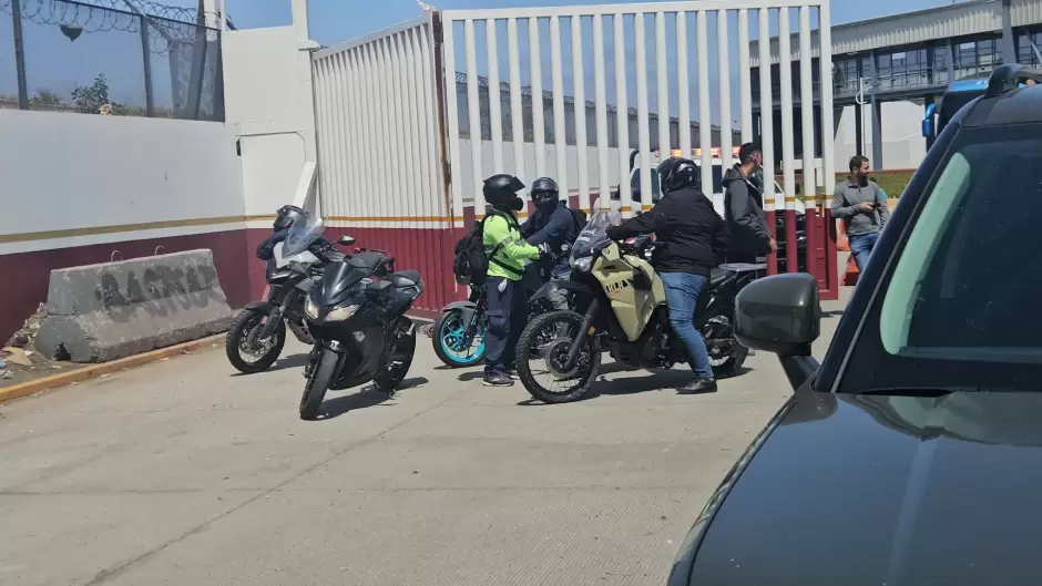 Bloqueos de la CNTE en garita El Chaparral genera enojo y conato de violencia