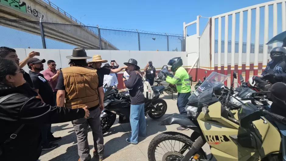 Bloqueos de la CNTE en garita El Chaparral genera enojo y conato de violencia