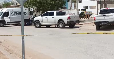 Dejan cuero frente a un k�nder en Villa del Real