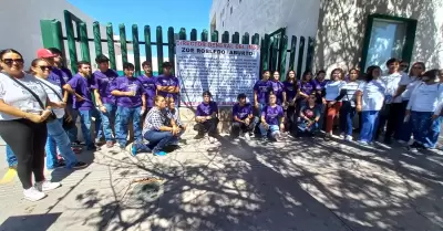 Manifestaci�n de padres de familia y j�venes sobrevivientes del incendio en la G