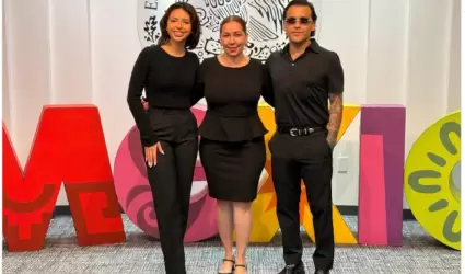 Mar�a Elena Orantes acompa�ada de �ngela Aguilar y Christian Nodal