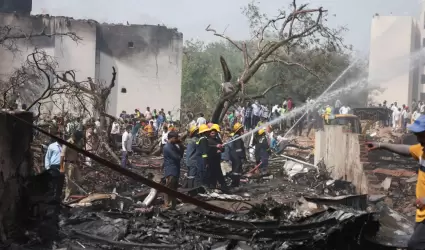 Pasajero sale con vida y caminando tras accidente mortal del avi�n de Air India
