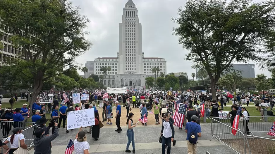 Miles protestan en Los �ngeles contra redadas migratorias y militarizaci�n del pa�s