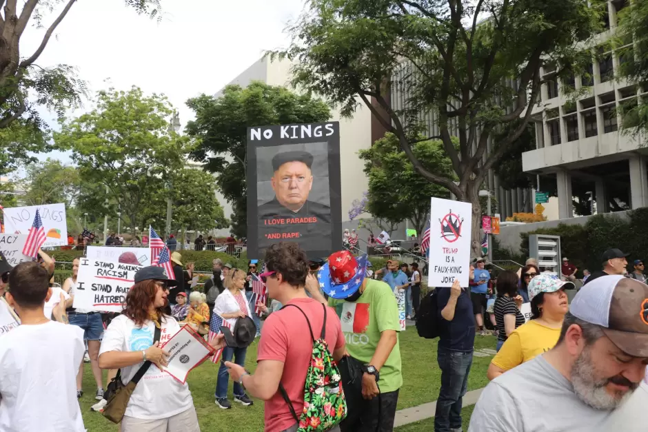 Miles protestan en Los �ngeles contra redadas migratorias y militarizaci�n del pa�s