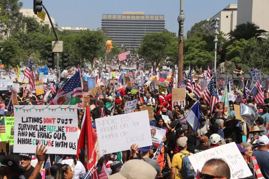 Miles protestan en Los �ngeles contra redadas migratorias y militarizaci�n del pa�s