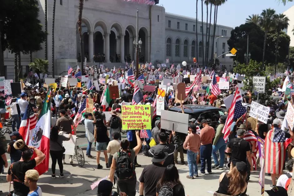 Miles protestan en Los �ngeles contra redadas migratorias y militarizaci�n del pa�s