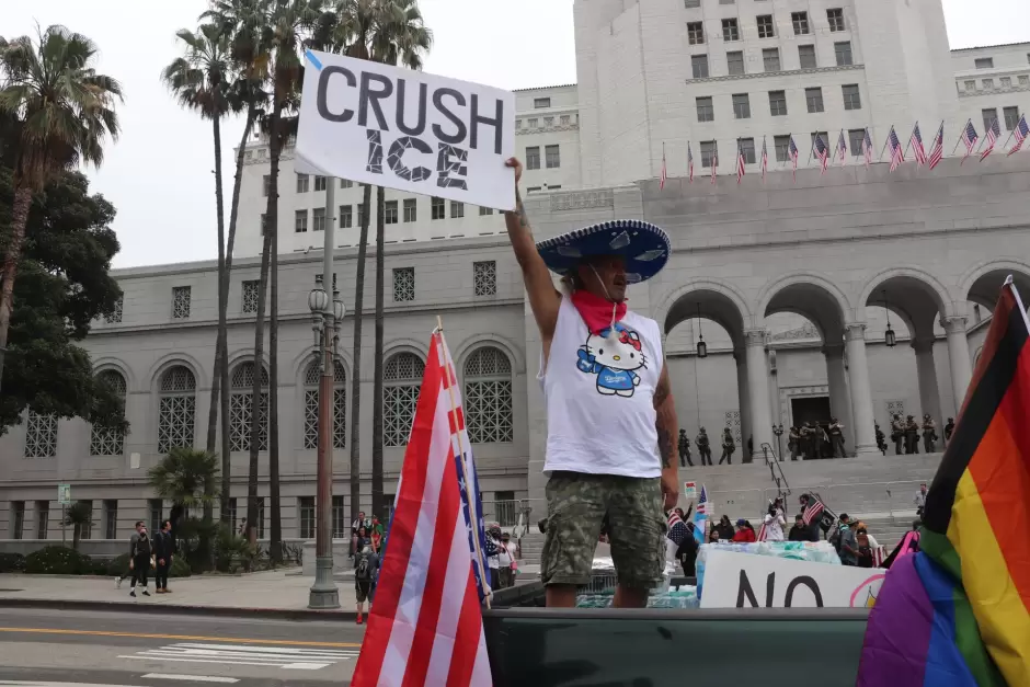 Protesta en Los �ngeles contra redadas migratorias y militarizaci�n de EEUU