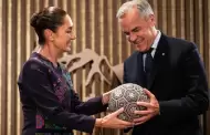 Sheinbaum regala bal�n hecho por ind�genas wix�rikas a Mark Carney