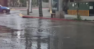Derrame de aguas negras inunda cruce de Agua Caliente y Abelardo L. Rodr�guez