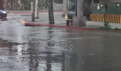 Derrame de aguas negras inunda cruce de Agua Caliente y Abelardo L. Rodr�guez