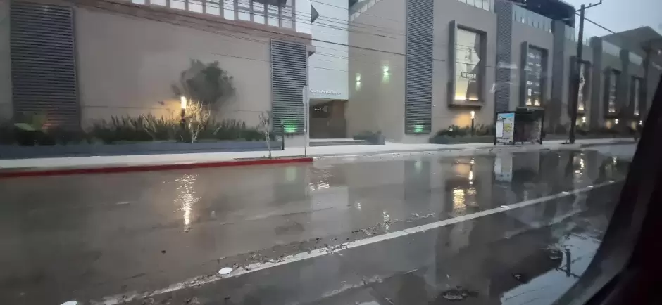 Derrame de aguas negras inunda cruce de Agua Caliente y Abelardo L. Rodr�guez