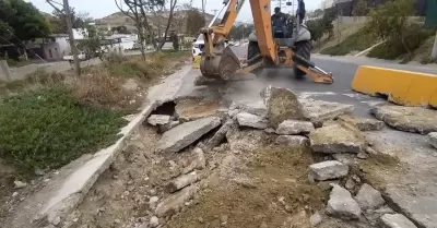 Trabajos de reparaci�n de socav�n en la Delegaci�n Playas de Tijuana