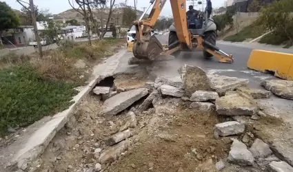 Trabajos de reparaci�n de socav�n en la Delegaci�n Playas de Tijuana