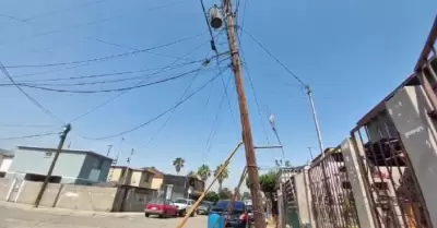 En Capistrano se quedan sin luz por transformador que estall� y poste por colaps
