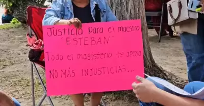 Maestros del SETE BC se manifestaron para exigir revisi�n y actualizaci�n de pro