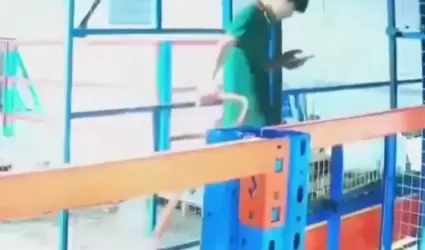 Joven cae al vac�o.